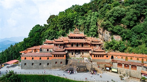 清水岩位于福建省安溪县城西北的蓬莱山，始建于北宋