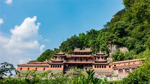 清水岩位于福建省安溪县城西北的蓬莱山，始建于北宋