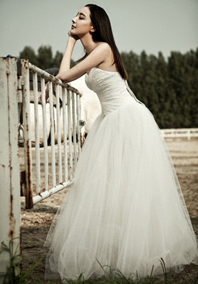 “梅超风”米露美丽纯白婚纱照,展现个性幸福写真