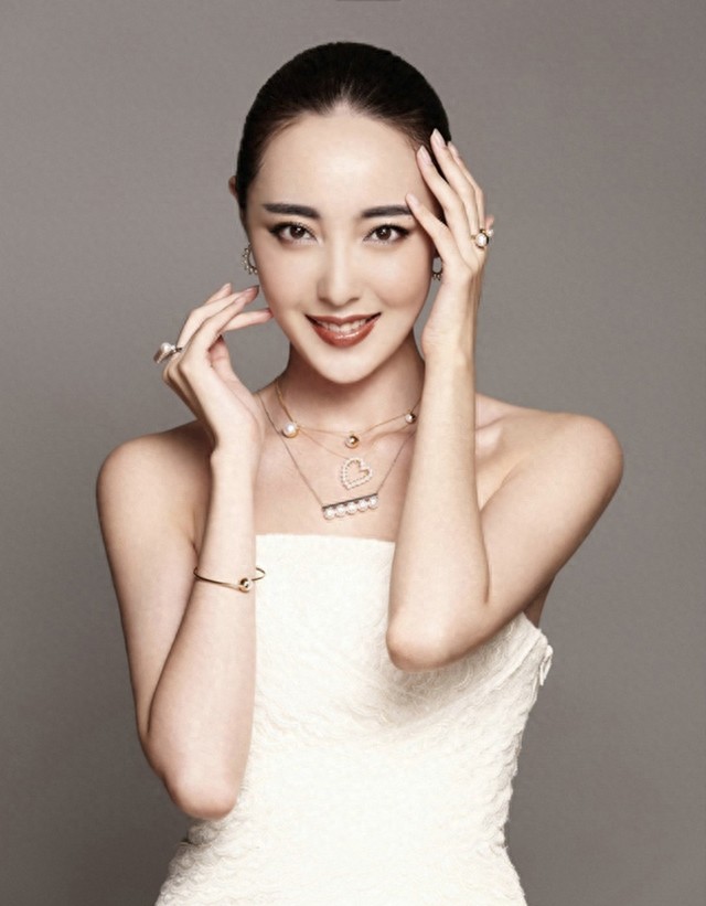 “梅超风”米露美丽纯白婚纱照,展现个性幸福写真