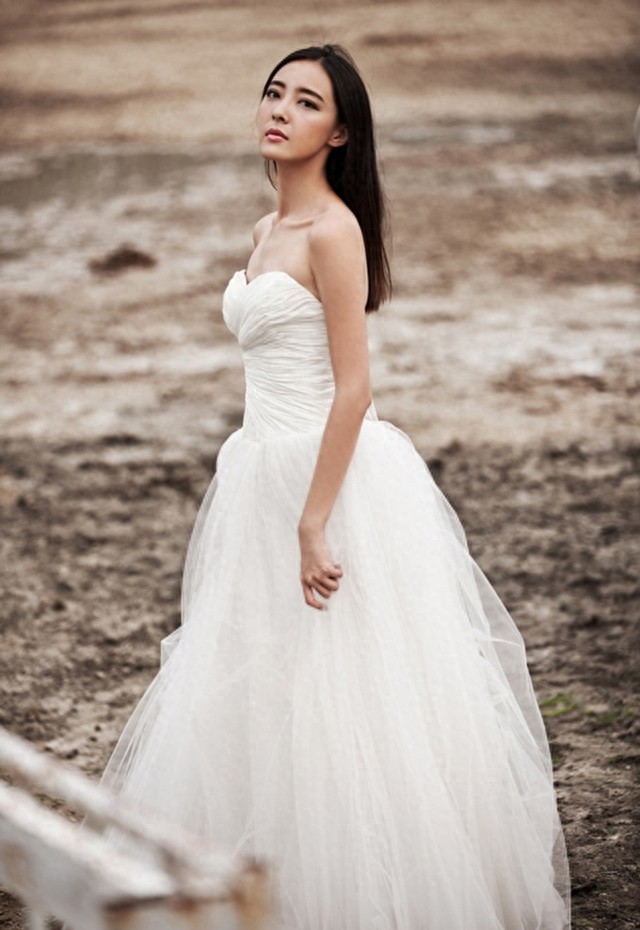 “梅超风”米露美丽纯白婚纱照,展现个性幸福写真