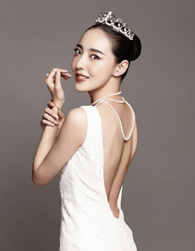 “梅超风”米露美丽纯白婚纱照,展现个性幸福写真