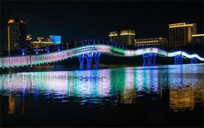 ​三亚的这座情人桥，虽然很不起眼，但人气却很高，是网红的聚集地