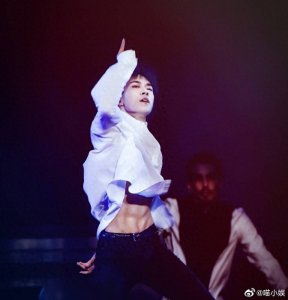 ​191205 易烊千玺绝世好腰名不虚传 十分明显的腹肌更添男人魅力