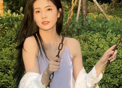 ​扶新娘进门的人是谁