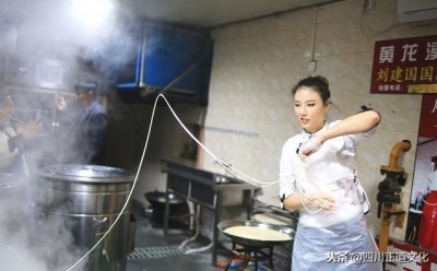 ​成都“甩面仙女”走红网络