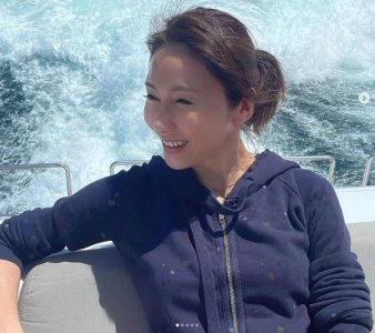 ​玉女黎姿无惧素颜，50岁真面目近距离曝光，肌肤白皙状态好