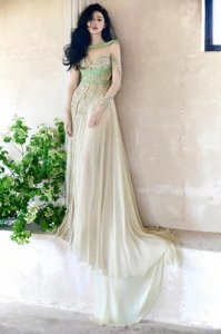 ​慵懒与性感完美融合，张天爱渐变纱裙露背造型惊艳全场！