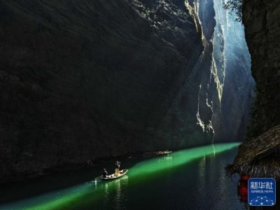 ​湖北鹤峰：屏山峡谷景美如画卷