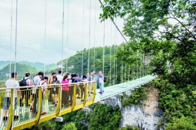 ​贵州首座玻璃天桥 在云台山揭幕