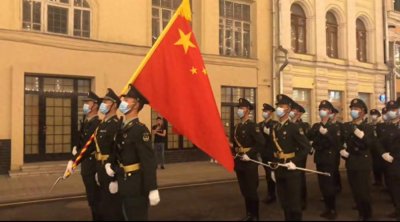 ​中国解放军又高唱喀秋莎走过红场，俄国民众纷纷围观拍照！