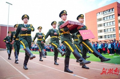 ​超震撼！“在天安门广场飘扬过的国旗来我们学校啦！”