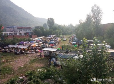 ​摆地摊卖什么最赚钱，最受欢迎，看这几个摊位