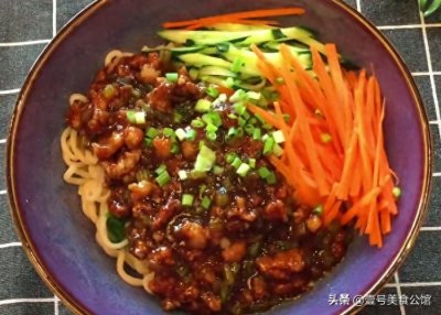 ​在家教你做炸酱面，鲜香味美，营养筋道，不错的家常美味