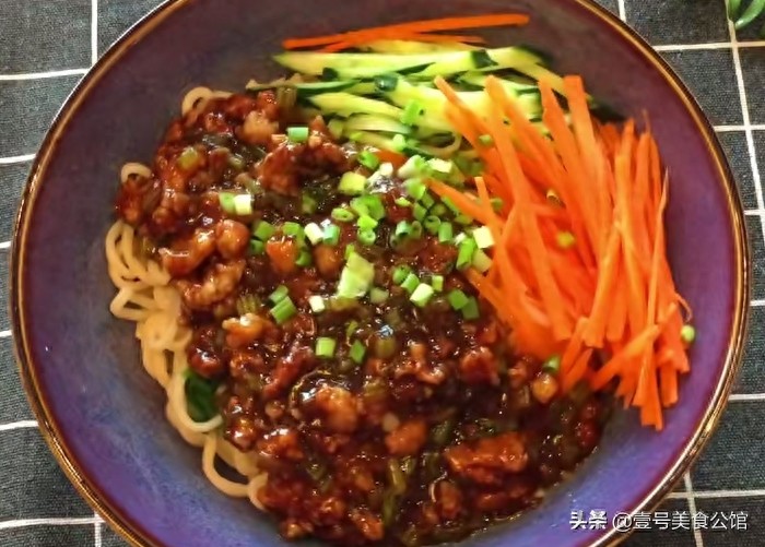 在家教你做炸酱面，鲜香味美，营养筋道，不错的家常美味