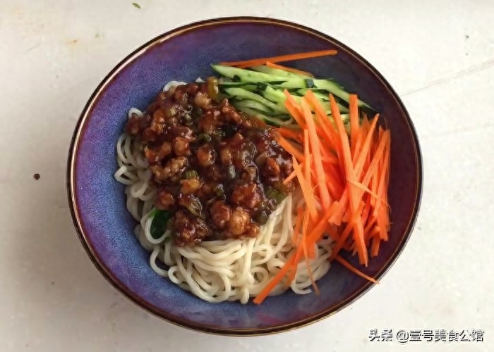 在家教你做炸酱面，鲜香味美，营养筋道，不错的家常美味