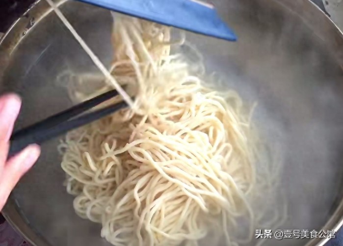 在家教你做炸酱面，鲜香味美，营养筋道，不错的家常美味