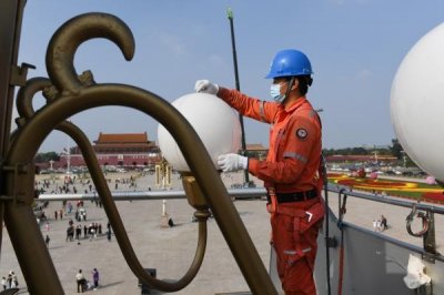 ​检修华灯迎佳节