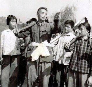 ​开国少将甘祖昌，授衔2年后辞职回家当农民，他的妻儿如今何在？