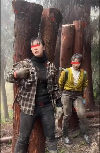 ​四川：两姐妹上山扛300斤木头维持生活？网友：模仿“水泥妹”