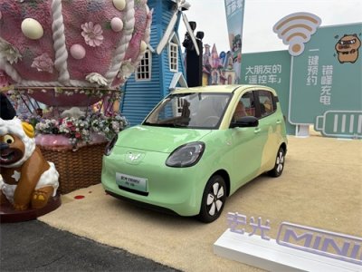 ​五菱宏光MINIEV四门版买4.48万元低配，省下的钱充电能跑5万公里