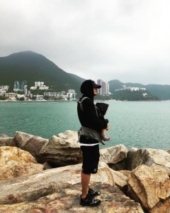 ​余文乐抱儿子看海 “很网店”