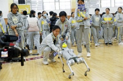 ​校园科技节带学生玩转科学