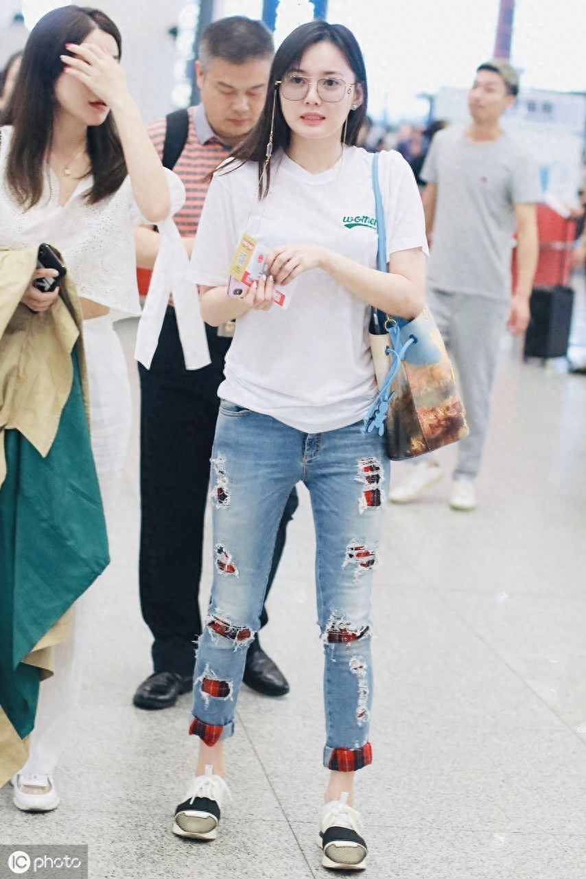 2019，机场实拍孙骁骁，肤白貌美，让人陶醉