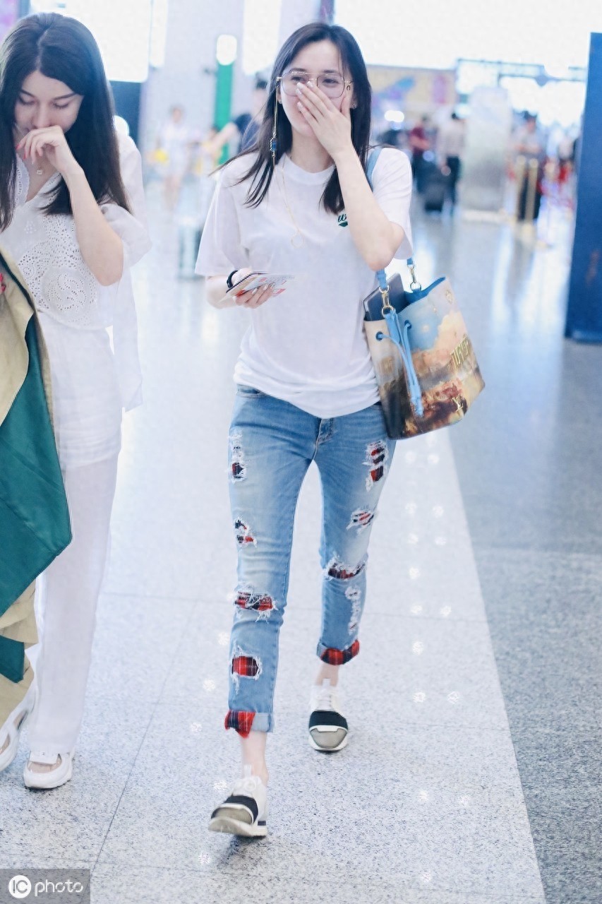 2019，机场实拍孙骁骁，肤白貌美，让人陶醉