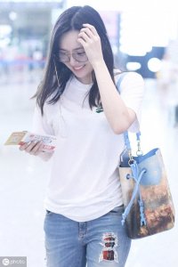 ​2019，机场实拍孙骁骁，肤白貌美，让人陶醉