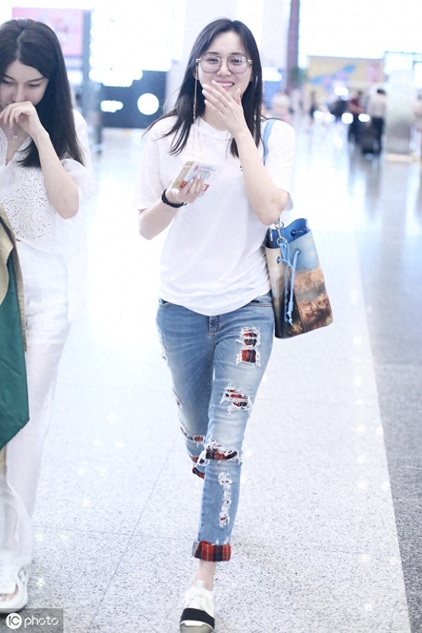 2019，机场实拍孙骁骁，肤白貌美，让人陶醉