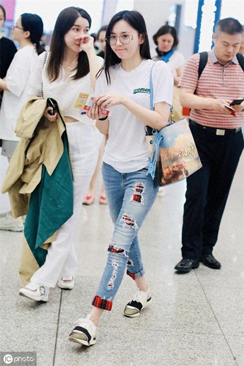 2019，机场实拍孙骁骁，肤白貌美，让人陶醉