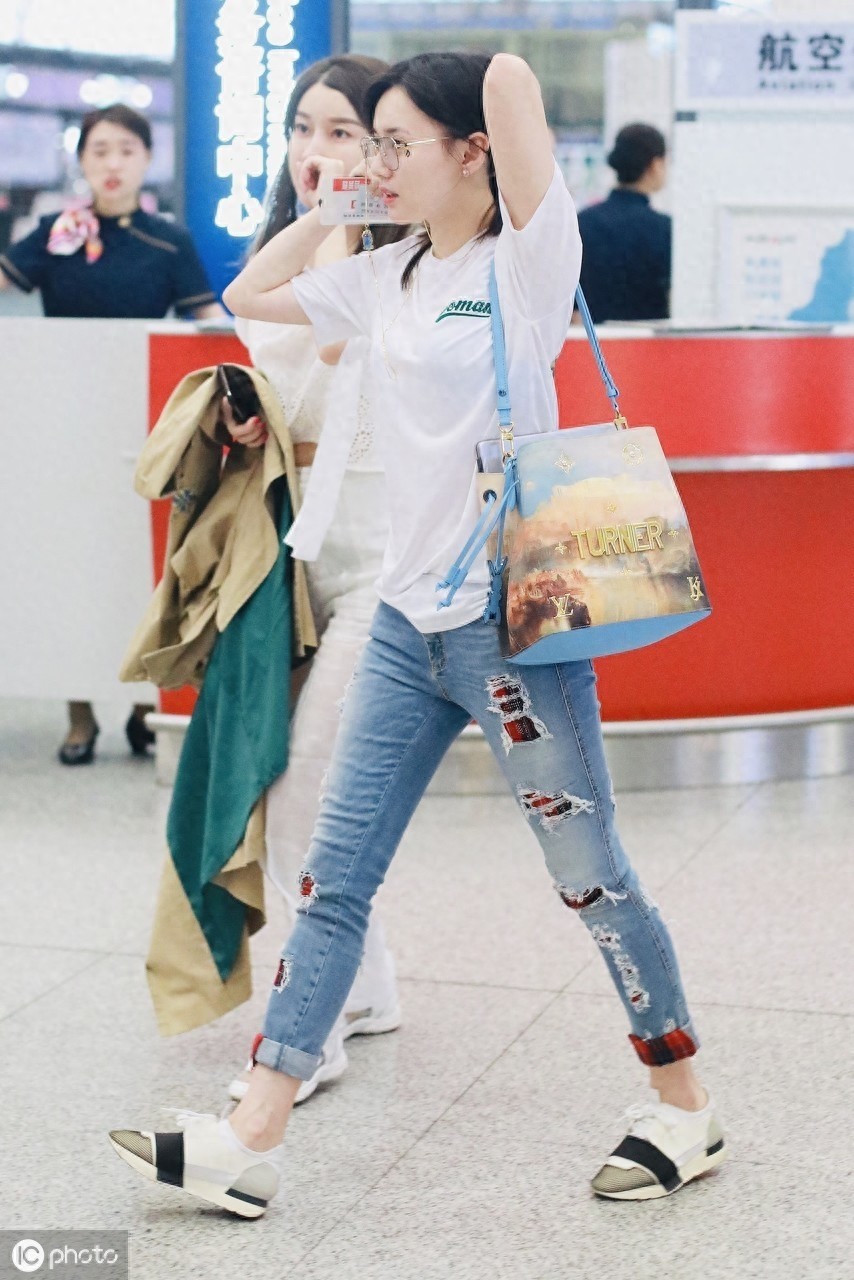 2019，机场实拍孙骁骁，肤白貌美，让人陶醉