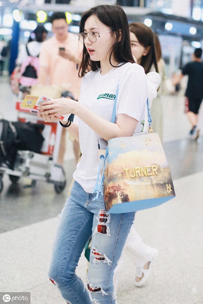 2019，机场实拍孙骁骁，肤白貌美，让人陶醉