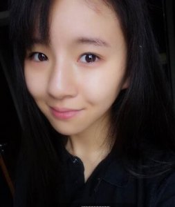 ​还记得春晚旋转4个小时的小彩旗吗？17岁俨然成美少女