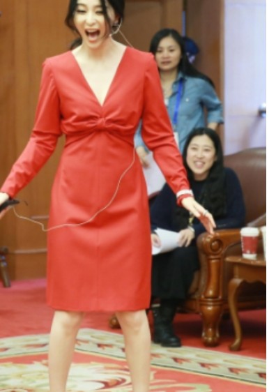 休息区的范冰冰，这脚丫我给出彩