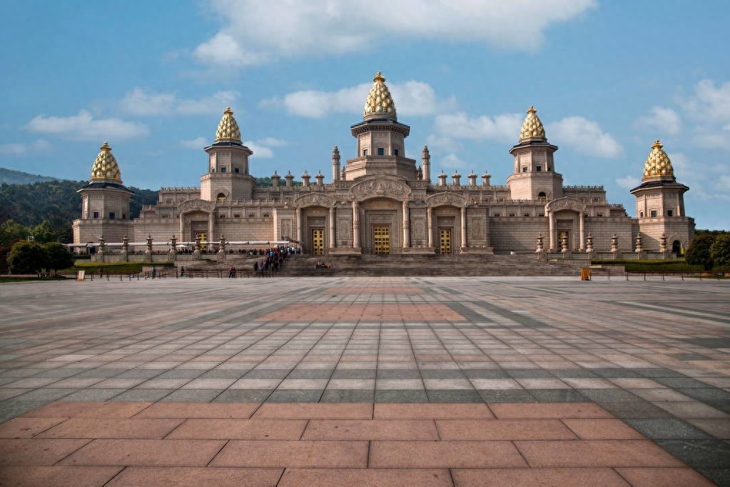 灵山梵宫是无锡灵山胜境中的景点之一,坐落于无锡太湖之滨