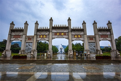 灵山梵宫是无锡灵山胜境中的景点之一,坐落于无锡太湖之滨