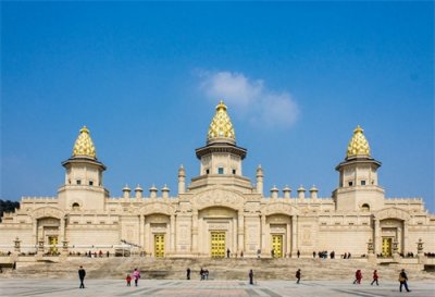 ​灵山梵宫是无锡灵山胜境中的景点之一，坐落于无锡太湖之滨