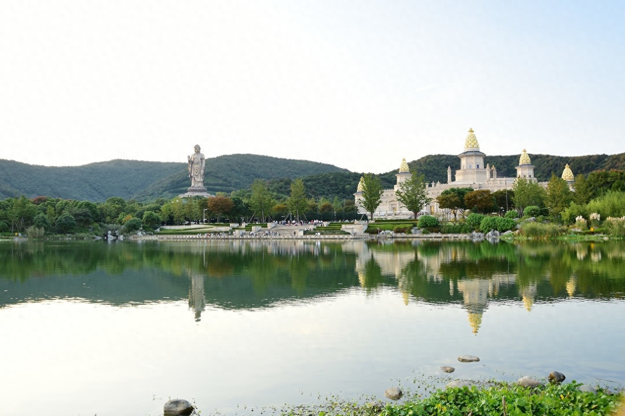 灵山梵宫是无锡灵山胜境中的景点之一,坐落于无锡太湖之滨