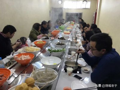​曾火遍全国的旋转小火锅，为啥不断关门？食客：看似便宜全是套路