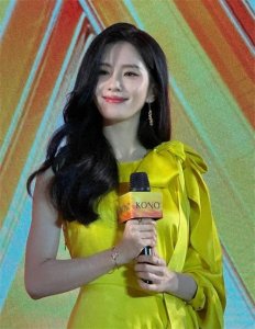 ​刘诗诗出席时尚活动，一件绸缎衣服展现优雅气质