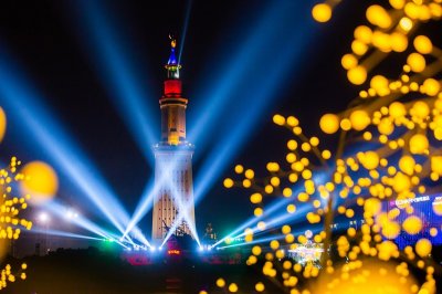 ​长沙世界之窗上演360度跨年灯光秀，数万人零点倒数迎新年