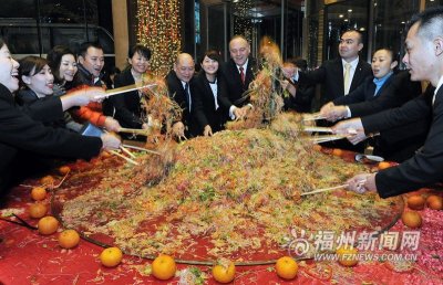 ​“捞鱼生”迎猴年