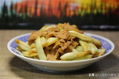 ​五花肉熬“白不老”豆角，从小吃到大的味道，一碗米饭不够吃