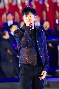 ​张杰一曲《少年中国说》闪亮开唱 用歌声展现青年热血蓬勃风貌