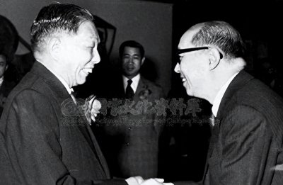 ​1974年，杨森九十岁大寿的留影，一生毁誉参半，因何能安享晚年？