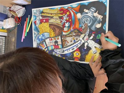 ​“当代杯”获奖绘画作品——儿童画《奋斗中的祖国》