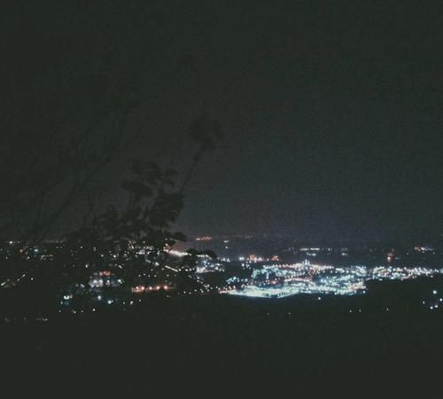 天就快亮了,又一夜无眠,人的一生啊一堆堆坎坷,什么坎坷都会熬过去,这就叫人生