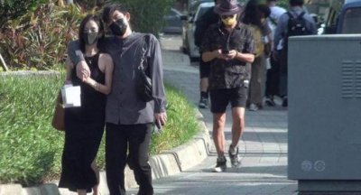 ​棒棒堂组合成员敖犬近况曝光！与女友街头牵手拥吻，感情很甜蜜